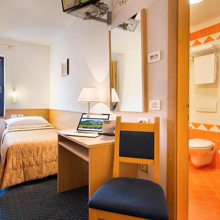 Hotel Cristallo Пейо Екстериор снимка