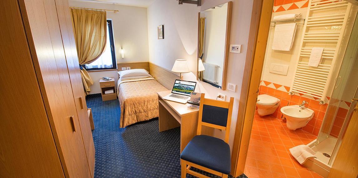 Hotel Cristallo Пейо Стая снимка