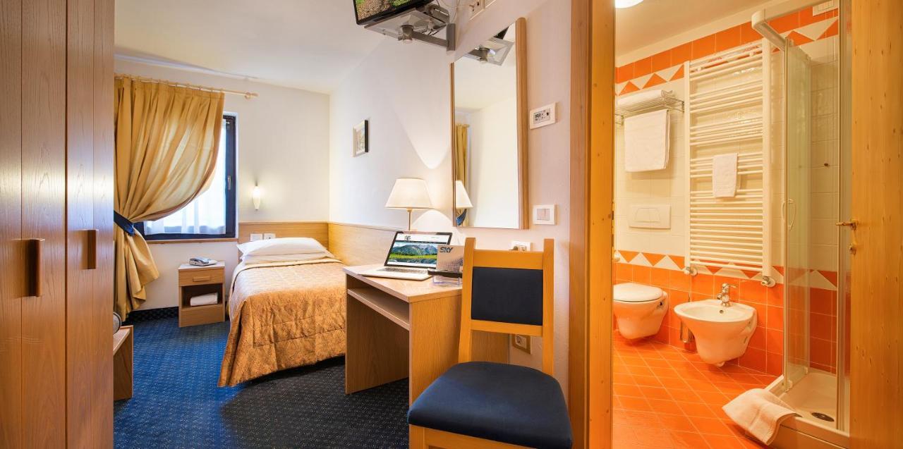 Hotel Cristallo Пейо Екстериор снимка
