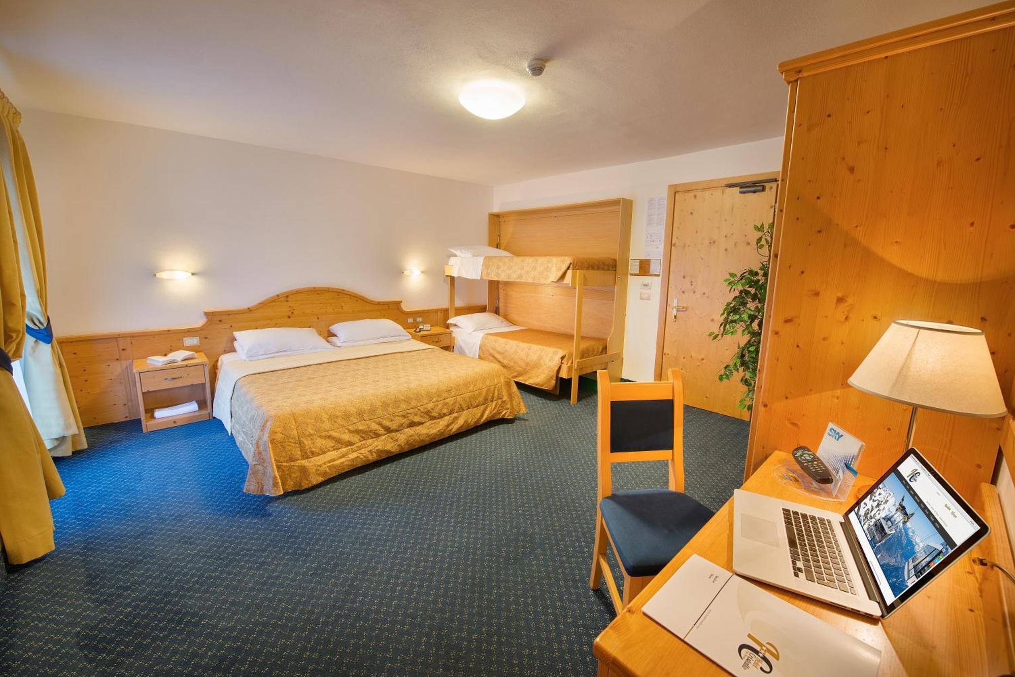 Hotel Cristallo Пейо Екстериор снимка