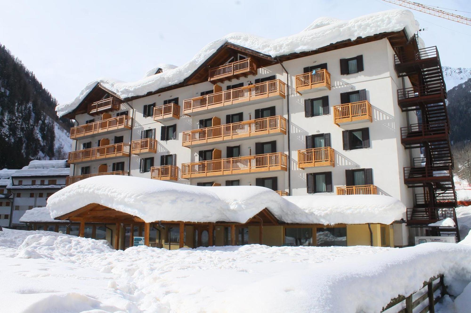Hotel Cristallo Пейо Екстериор снимка