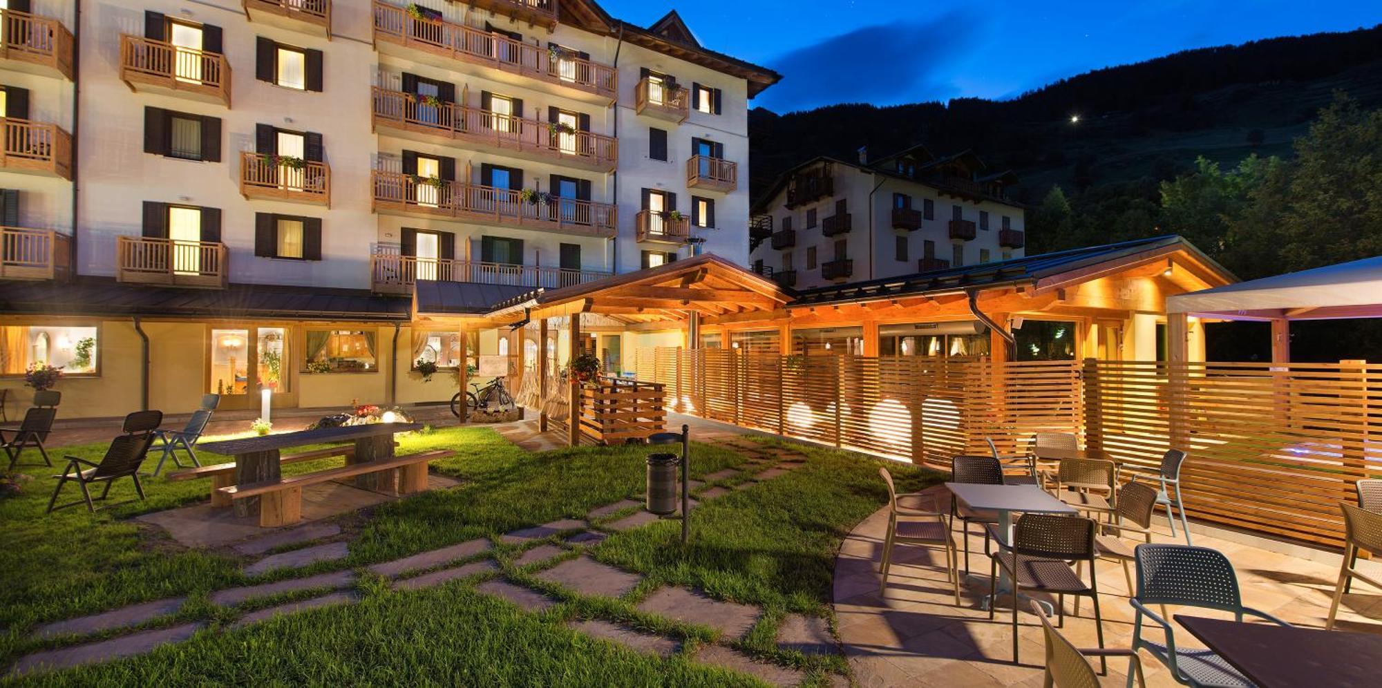 Hotel Cristallo Пейо Екстериор снимка
